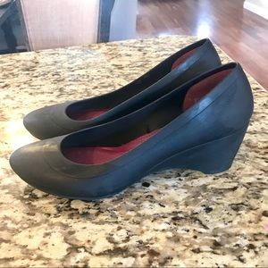 crocs women's lina wedge pump